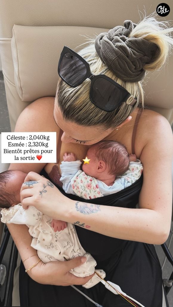 Kelly Vedovelli partage une photo de ses jumelles sur son compte Instagram.