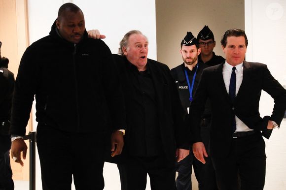 Gérard Depardieu et son avocat Jérémie Assous - Interruption de séance au procès de Gérard Depardieu accusé d'avoir agressé sexuellement deux femmes en 2021 lors du tournage du film "Les volets verts" de Jean Becker.
Paris le 25 mars 2025.

© Perusseau / Clovis / Bestimage