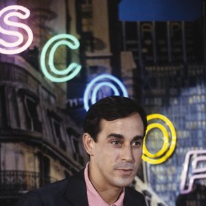 En France, à Paris, Thierry Ardisson sur le plateau de Scoop à la une le 20 septembre 1985