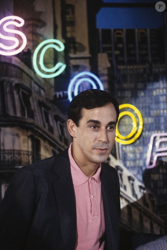 En France, à Paris, Thierry Ardisson sur le plateau de Scoop à la une le 20 septembre 1985