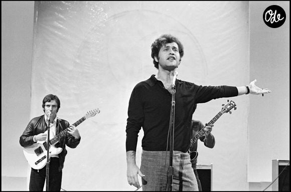 Info - 40ème anniversaire de la mort de Joe Dassin le 20 août - ARCHIVES - JOE DASSIN CHANTE SUR UN PLATEAU TELE. AGENCE / BESTIMAGE
