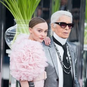 Lily-Rose Depp et Karl Lagerfeld au 2ème défilé de mode Haute-Couture printemps-été 2017 "Chanel" au Grand Palais à Paris le 24 janvier 2017.
© Olivier Borde / Bestimage
