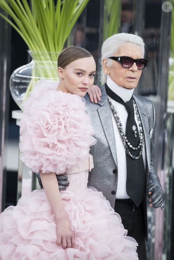 Lily-Rose Depp et Karl Lagerfeld au 2ème défilé de mode Haute-Couture printemps-été 2017 "Chanel" au Grand Palais à Paris le 24 janvier 2017.

© Olivier Borde / Bestimage