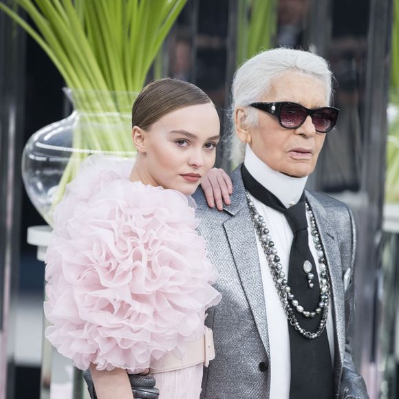 Lily-Rose Depp et Karl Lagerfeld au 2ème défilé de mode Haute-Couture printemps-été 2017 "Chanel" au Grand Palais à Paris le 24 janvier 2017.

© Olivier Borde / Bestimage