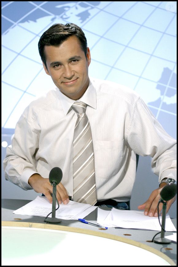 Il s'agit d'Olivier Galzi.

Olivier Galzi pour la rubrique ' Journal ' sur le plateau de ' Télématin '.