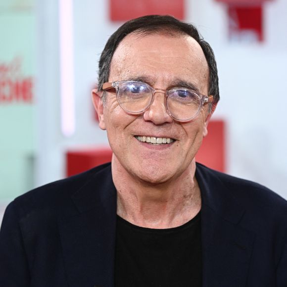 Exclusif - Thierry Beccaro lors de l'enregistrement de l'émission "Vivement dimanche" au studio Rive Gauche, présentée par M.Drucker avec une diffusion sur France 3 le 15 mars 2026, à Paris, France, le 4 mars 2026. © Guillaume Gaffiot/Bestimage