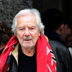 Un accident survient : la bouteille tombe et se brise alors qu’il descend d’un escabeau.

Pierre Arditi - Festival Lumière à Lyon le 13 octobre 2025. © Romain Doucelin/Bestimage