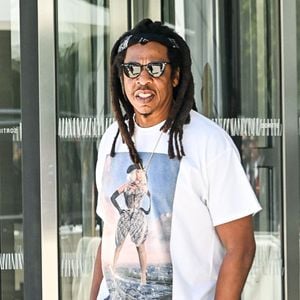 Il a aussi reçu Jay-Z et Beyoncé en famille : "On les a fait manger pour 100 personnes. J’ai vidé tous les frigos !". 


Beyoncé (costume entièrement blanc associé à un chapeau de cow-boy) et son mari Jay-Z (porte un T-Shirt de la tournée de Beyonce 2025) à la sortie de la fondation Louis Vuitton à Paris, France, le 24 juin 2025. © Yehiel Chekroune/Bestimage