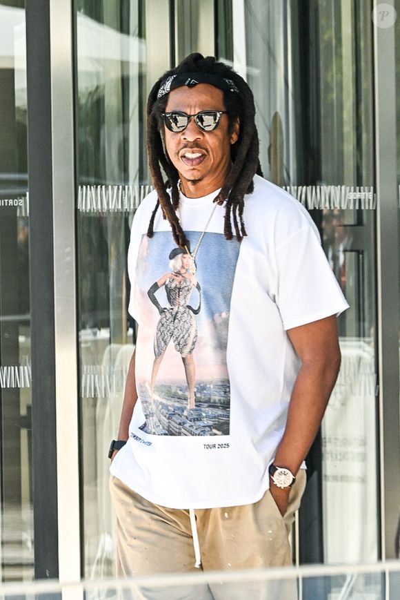 Il a aussi reçu Jay-Z et Beyoncé en famille : "On les a fait manger pour 100 personnes. J’ai vidé tous les frigos !". 


Beyoncé (costume entièrement blanc associé à un chapeau de cow-boy) et son mari Jay-Z (porte un T-Shirt de la tournée de Beyonce 2025) à la sortie de la fondation Louis Vuitton à Paris, France, le 24 juin 2025. © Yehiel Chekroune/Bestimage