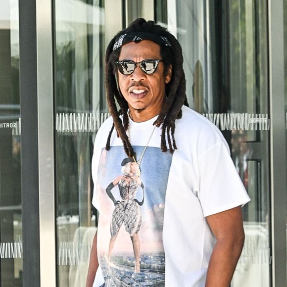 Il a aussi reçu Jay-Z et Beyoncé en famille : "On les a fait manger pour 100 personnes. J’ai vidé tous les frigos !". 


Beyoncé (costume entièrement blanc associé à un chapeau de cow-boy) et son mari Jay-Z (porte un T-Shirt de la tournée de Beyonce 2025) à la sortie de la fondation Louis Vuitton à Paris, France, le 24 juin 2025. © Yehiel Chekroune/Bestimage