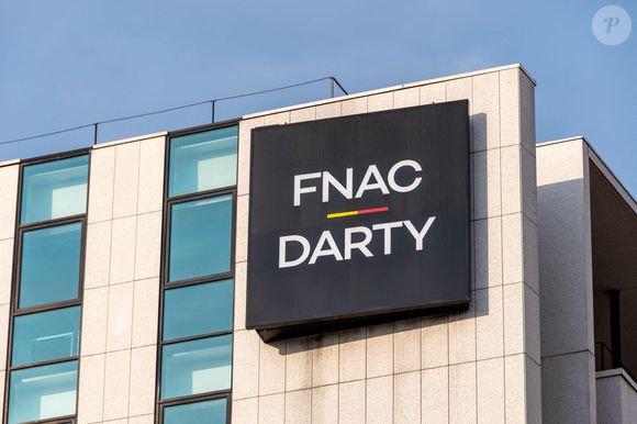 2RBEHA3 Enseigne et logo sur le siège de Fnac-Darty, entreprise française spécialisée dans la distribution de produits électroniques, électroménagers et culturels Photo Alamy/ABACAPRESS.COM