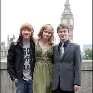 Le tournage aura lieu à Londres mais des prises de vues ont eu lieu en France sur l'île de Sein

Emma Watson, Rupert Grint, Daniel Radcliffe lors du photocall de "Harry Potter et l'ordre du Phénix" à Londres
©GOFF INF / BESTIMAGE