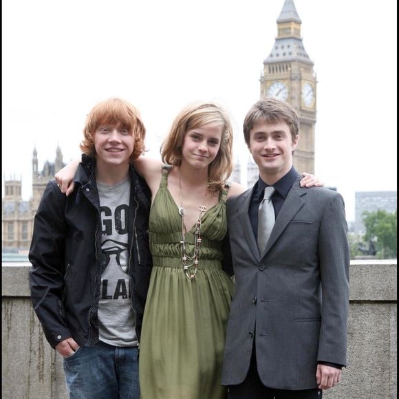 Le tournage aura lieu à Londres mais des prises de vues ont eu lieu en France sur l'île de Sein

Emma Watson, Rupert Grint, Daniel Radcliffe lors du photocall de "Harry Potter et l'ordre du Phénix" à Londres
©GOFF INF / BESTIMAGE