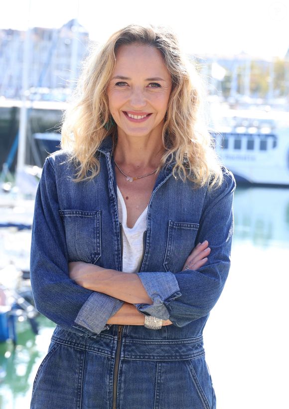 Elle a obtenu en 2020 un diplôme d’hypnothérapeute, qu’elle utilise parfois sur les tournages.

Helene de Fougerolles - Photocall de la série "Sam" lors de la 25ème édition du Festival de la Fiction de la Rochelle. Le 15 septembre 2023
© Denis Guignebourg / Bestimage