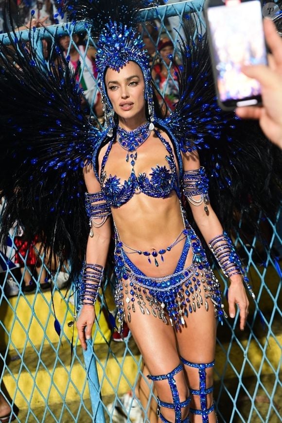 Mais avant Gigi Hadid, Bradley Cooper a vécu une belle histoire avec le top model russe Irina Shayk. En 2017, ils sont d'ailleurs devenus parents pour la première fois avec la naissance de leurs fille Léa de Seine.

EXCLUSIF Rio de Janeiro, BRESIL - Irina Shayk est stupéfiante au Marquês de Sapucaí alors qu'elle défile avec Beija-Flor de Nilópolis pendant le Carnaval de Rio 2025. La top-modèle s'imprègne de l'énergie de la plus grande fête du Brésil lors de ses débuts à l'école de samba.