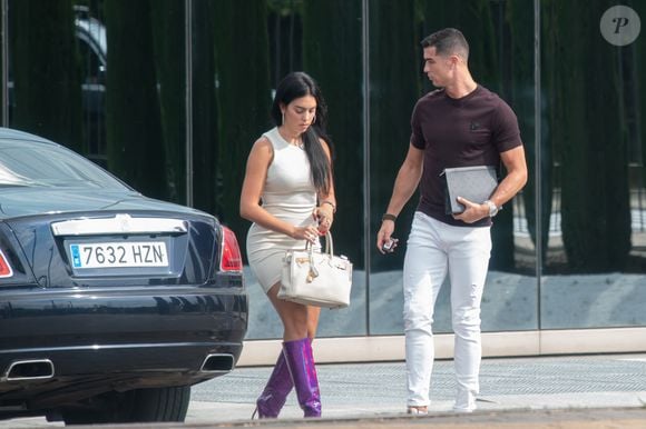 Cristiano Ronaldo et sa compagne Georgina Rodriguez se balaent dans les rues de Madrid, espagne, le 17 juin 2023.