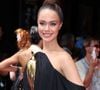 Des expériences comme sa participation à "Fort Boyard" lui ont permis de repousser ses limites, tandis que son engagement pour la santé mentale lui a donné l'occasion de défendre une cause qui lui tient à cœur. 

Hinaupoko Devèze, Miss France 2026, au défilé Stéphane Rolland à l'Olympia, Collection Haute Couture Automne/Hiver 2026-2027 lors de la Fashion Week de Paris, le 7 juillet 2026. © Denis Guignebourg / Bestimage