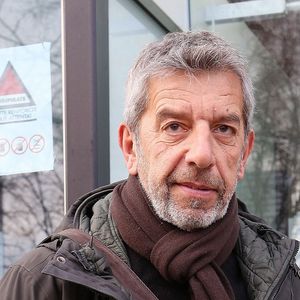 Exclusif - Michel Cymes quitte les studios de Radio France à Paris le 3 janvier 2023. Crédit : Panoramic / Bestimage