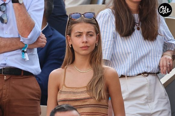 Stella Belmondo dans les tribunes lors du tournoi de Roland-Garros 2023, le 9 juin 2023 à Paris, en France. Photo de Nasser Berzane/ABACAPRESS.COM