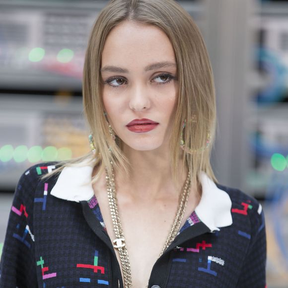 Lily-Rose Depp, en route vers les César 2017, 26 ans après sa mère Vanessa Paradis - Lily-Rose Depp - People au défilé de mode "Chanel", collection prêt-à-porter Printemps-Eté 2017 au Grand Palais à Paris, le 4 octobre 2016. © Olivier Borde / Bestimage