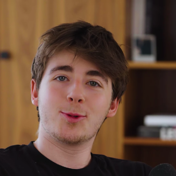 Ce podcast est animé par Oscar Bruel, le fils de Patrick Bruel. 

Oscar Bruel et Bixente Lizarazu reviennent sur le parcours sportif de ce dernier, dans le podcast "Winning Minds", en avril 2025.