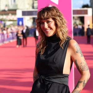 Un “record” personnel pour celle qui changeait souvent d’adresse auparavant.

Daphné Bürki - Tapis rouge de la cérémonie d'ouverture du 51éme Festival du Cinema Américain de Deauville à Deauville le 5 septembre 2025. © Denis Guignebourg/Bestimage