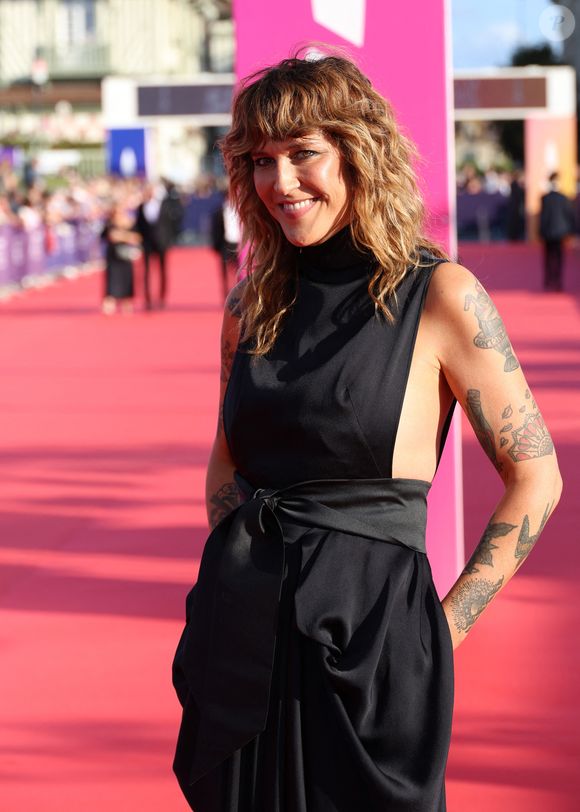 Un “record” personnel pour celle qui changeait souvent d’adresse auparavant.

Daphné Bürki - Tapis rouge de la cérémonie d'ouverture du 51éme Festival du Cinema Américain de Deauville à Deauville le 5 septembre 2025. © Denis Guignebourg/Bestimage