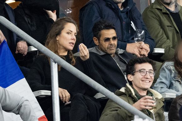 Jamel Debbouze avec sa femme Mélissa Theuriau dans les tribunes du quart de finale de la Ligue des Nations de l'UEFA 2025 "France - Croatie (2-0 / tab 5-4)" au Stade de France à Saint-Denis le 23 mars 2025.
© Cyril Moreau/Bestimage