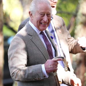 Le roi Charles III visite le parc national des Cairngorms et rencontre les personnes qui ont joué un rôle essentiel dans la maîtrise des incendies de Glenmore et d’Abernethy, qui ont ravagé plus de 3 300 hectares de terres dans les Highlands écossais, au Royaume-Uni, le 16 septembre 2026. 
Julien Burton / Bestimage