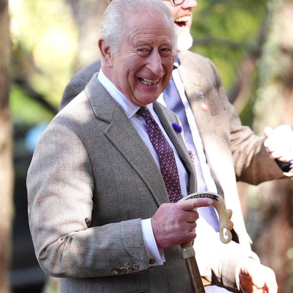 Le roi Charles III visite le parc national des Cairngorms et rencontre les personnes qui ont joué un rôle essentiel dans la maîtrise des incendies de Glenmore et d’Abernethy, qui ont ravagé plus de 3 300 hectares de terres dans les Highlands écossais, au Royaume-Uni, le 16 septembre 2026. 
Julien Burton / Bestimage