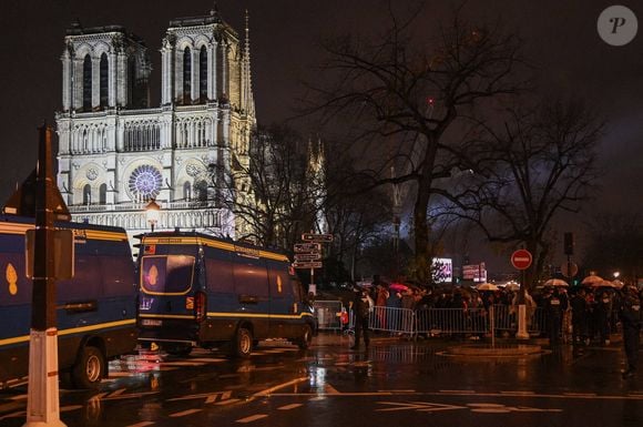 Des personnes se rassemblent devant la cathédrale Notre-Dame de Paris restaurée sous la pluie à Paris, France, le 7 décembre 2024. Cinq ans après avoir été dévastée par un incendie, la cathédrale Notre-Dame de Paris restaurée a officiellement rouvert ses portes samedi lors d'une grande cérémonie d'inauguration à laquelle ont assisté des dirigeants du monde entier, des croyants et des non-croyants. (Photo by Julien Mattia/Xinhua/ABACAPRESS.COM