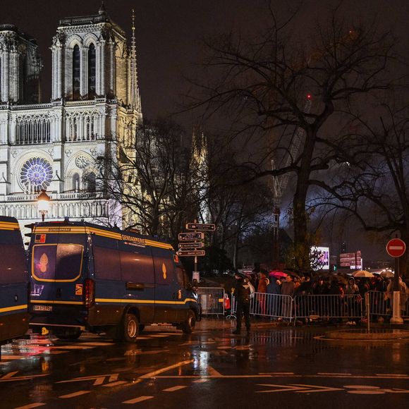 Des personnes se rassemblent devant la cathédrale Notre-Dame de Paris restaurée sous la pluie à Paris, France, le 7 décembre 2024. Cinq ans après avoir été dévastée par un incendie, la cathédrale Notre-Dame de Paris restaurée a officiellement rouvert ses portes samedi lors d'une grande cérémonie d'inauguration à laquelle ont assisté des dirigeants du monde entier, des croyants et des non-croyants. (Photo by Julien Mattia/Xinhua/ABACAPRESS.COM