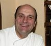 Lui succèdent
Archives - Le chef Bernard Loiseau pose à l'hôtel de la Côte d'Or à Saulieu, en 2002. L'édition 2016 du guide Michelin a en revanche rétrogradé de trois à deux étoiles le Relais Bernard Loiseau à Saulieu (Côte-d'Or), dirigé par Dominique Loiseau, la veuve du chef Bernard Loiseau, depuis que ce dernier a mis fin à ses jours il y a 13 ans.