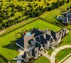 Sa lucidité s'est rapidement confirmée puisque l'administration fiscale a immédiatement prélevé 60 % de la somme au titre des droits de succession entre parents éloignés. 

Crédit : Unsplash