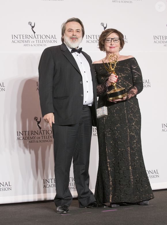 Au cinéma, il débute avec "La Nage indienn"e (1993) avec Karin Viard, avant de signer des films marquants tels que "J’irai au paradis car l’enfer est ici"(1997) avec 

Xavier Durringer et Joey Fare - People à la 45ème cérémonie des Emmy Awards International à l'Hôtel Hilton à New York, le 20 novembre 2017. Lev radin / PacificPressAgency / Bestimage