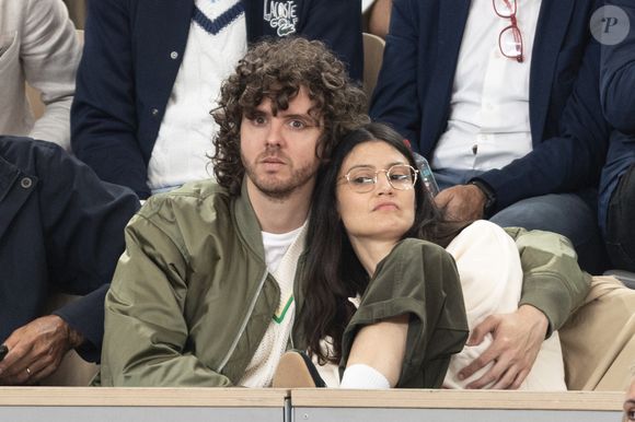 Leur complicité et leur élégance sobre ont attiré l’attention en toute simplicité.

Lucie Boujenah et son compagnon Thomas Solivéres dans les tribunes lors des Internationaux de France de Tennis de Roland Garros 2025, à Paris, France, le 5 juin 2025. © Jacovides-Moreau/Bestimage