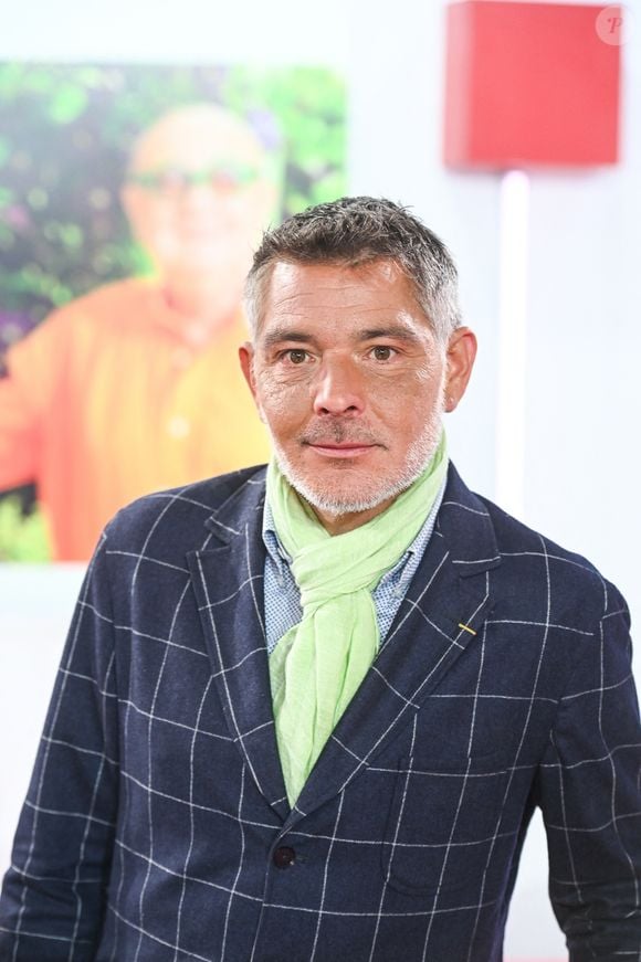 Enfin, l'émotion sera à son comble avec la présence de Christophe Dolbeau pour un hommage dédié à son compagnon de 39 ans son aîné, l'inoubliable et regretté Jean-Pierre Coffe, disparu en 2016.

Exclusif - Christophe Dolbeau lors de l'enregistrement de l'émission Vivement dimanche au studio Rive gauche, présentée par M.Drucker, diffusée sur France 3 le 17 mai 2026, à Paris, France, le 21 avril 2026. © Guillaume Gaffiot/Bestimage