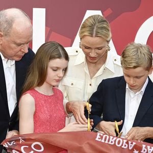 Le prince Albert II de Monaco, la princesse Charlène de Monaco, la princesse Gabriella de Monaco, comtesse de Carladès, et le prince Jacques de Monaco, marquis des Baux, assistent à l’inauguration de l’espace thématique consacré à la Principauté de Monaco à Europa-Park, à Rust, en Allemagne, le 29 juin 2026. © Dana Press/Bestimage