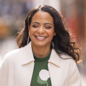 Ce cours se déroule dans une salle chauffée à 35 °C, combine fitness et relaxation, et vise à réduire le stress tout en stimulant le corps.

Christina Milian au défilé Akris "Collection Prêt-à-Porter Automne/Hiver 2025-2026" lors de la Fashion Week de Paris (PFW), le 9 mars 2025

Pierre Perusseau / Tiziano da Silva / Bestimage