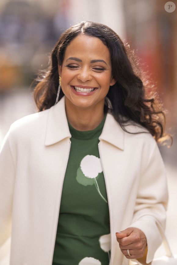 Ce cours se déroule dans une salle chauffée à 35 °C, combine fitness et relaxation, et vise à réduire le stress tout en stimulant le corps.

Christina Milian au défilé Akris "Collection Prêt-à-Porter Automne/Hiver 2025-2026" lors de la Fashion Week de Paris (PFW), le 9 mars 2025

Pierre Perusseau / Tiziano da Silva / Bestimage