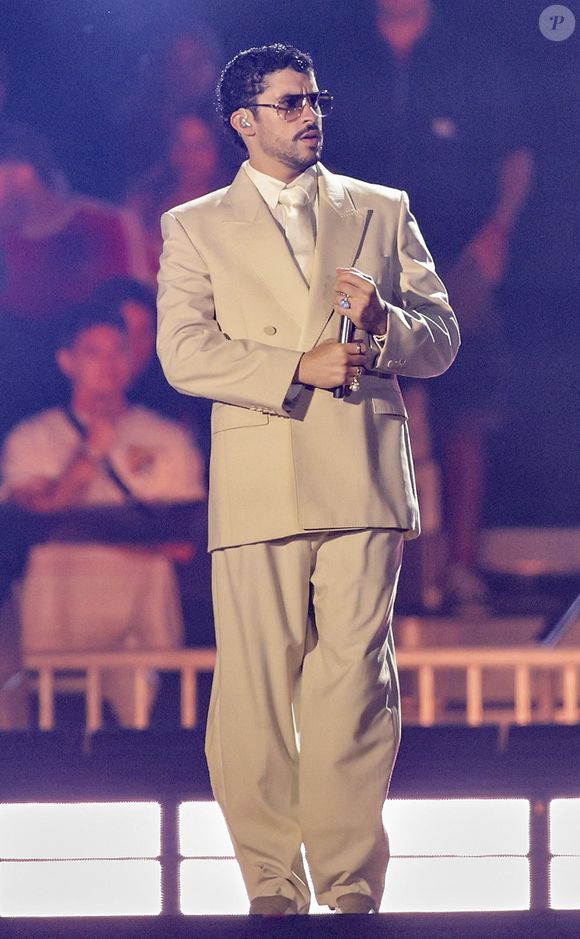 Buenos Aires, Argentine, 13 février 2026
Bad Bunny a lancé sa tournée mondiale avec un premier de trois concerts à guichets fermés au stade River Plat de la capitale argentine. Habillé avec élégance au début du spectacle, il a ravi les 80 000 fans qui remplissaient le stade en chantant ses plus grands succès.