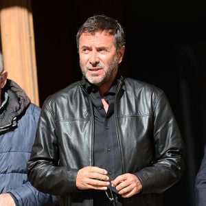 Bernard Montiel à la sortie des obsèques de Claudia Cardinale en l'église Saint-Roch de Paris, France, le 30 septembre 2025. Bestimage