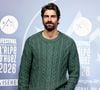 Avec sa compagne, il évite de tirer la chasse d'eau.

Tom Leeb - Tapis rouge lors du 29ème Festival International du Film de Comédie de l'Alpe d'Huez le 22 Janvier 2026. © Dominique Jacovides/Bestimage