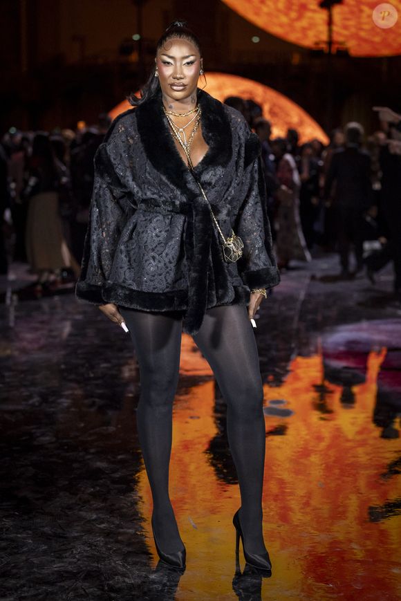 La reine de la pop urbaine française n'est pourtant pas du genre à s'affamer. 

Aya Nakamura - Photo Call du Défilé de mode Chanel Collection Printemps-Été 2026 dans le cadre de la Fashion Week de Paris, France, le 6 octobre 2025.
 
© Olivier Borde / Bestimage
