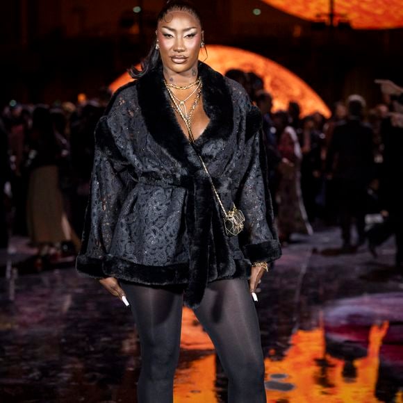 La reine de la pop urbaine française n'est pourtant pas du genre à s'affamer. 

Aya Nakamura - Photo Call du Défilé de mode Chanel Collection Printemps-Été 2026 dans le cadre de la Fashion Week de Paris, France, le 6 octobre 2025.
 
© Olivier Borde / Bestimage