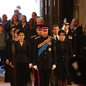 Multipliant les apparitions publiques aux côtés des Windsor, l'adolescent avait forte impression en 2022 en se tenant près du cercueil d'Elizabeth II lors d'une veillée à Westminster Hall.

Le prince William, prince de Galles, Peter Phillips, James Mountbatten-Windsor, la princesse Eugenie d’York, le prince Harry, duc de Sussex, la princesse Beatrice d’York, Louise Mountbatten-Windsor (Lady Louise Windsor) et Zara Phillips (Zara Tindall) - Veillée des petits-enfants de la reine Elizabeth II au Westminster Hall à Londres, Royaume Uni, le 17 septembre 2022.