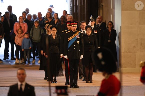 Multipliant les apparitions publiques aux côtés des Windsor, l'adolescent avait forte impression en 2022 en se tenant près du cercueil d'Elizabeth II lors d'une veillée à Westminster Hall.

Le prince William, prince de Galles, Peter Phillips, James Mountbatten-Windsor, la princesse Eugenie d’York, le prince Harry, duc de Sussex, la princesse Beatrice d’York, Louise Mountbatten-Windsor (Lady Louise Windsor) et Zara Phillips (Zara Tindall) - Veillée des petits-enfants de la reine Elizabeth II au Westminster Hall à Londres, Royaume Uni, le 17 septembre 2022.