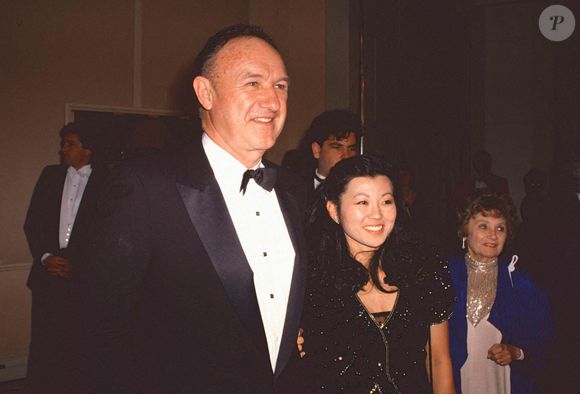 "Betsy étant décédée une semaine avant Gene, ce sont donc Christopher, Leslie et Elizabeth qui se partageront le pactole.” 

Gene Hackman et Betsy Arakawa aux Golden Globes à Los Angeles. Laura Luongo/PIP-Landmark Media. Photo par Alamy/ABACAPRESS.COM