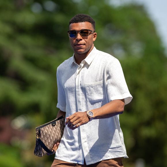 Kylian Mbappé - Les joueurs de l'équipe de France de football arrivent au centre d'entraînement de la Fédération française de football (FFF) à Clairefontaine-en-Yvelines, au sud-ouest de Paris, en vue de la Coupe du monde de la FIFA 2026, le 29 mai 2026. © Pierre Perusseau/Bestimage