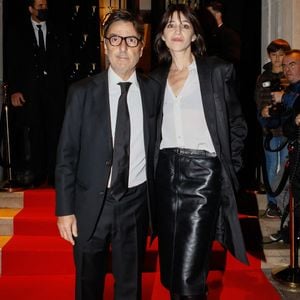 Yvan Attal et sa compagne Charlotte Gainsbourg - Arrivées à la 10ème édition du "Global Gift Gala 2022" au Four Seasons Hotel George V à Paris le 19 novembre 2022.© Christophe Clovis / Bestimage